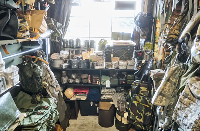 軍用のリュックや飯ごうなどの小物も豊富