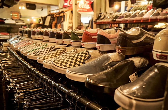 ハンガーラックの上にもスケーターの定番、vansのスニーカーがぎっしり並べられている