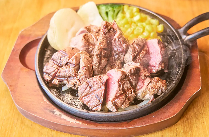 鉄板に並ぶ厚切りステーキが食欲をそそります