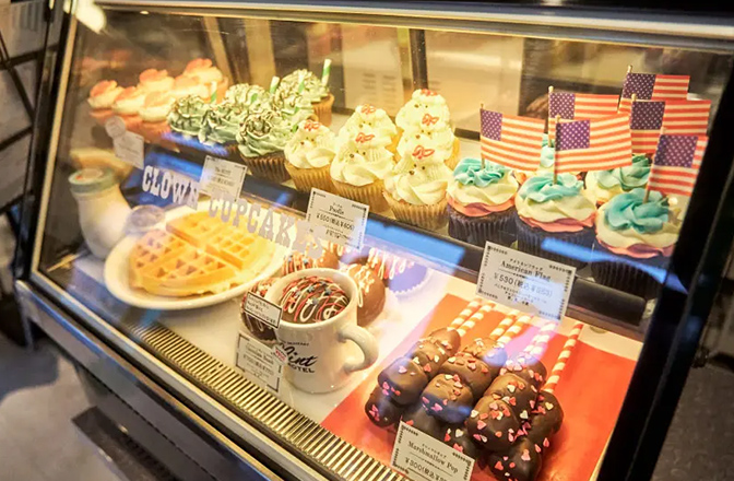 アメリカンなかわいい見た目のスイーツが並ぶショーケース