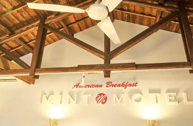 1950年代のテイストを味わえるアメリカンスタイルな店内