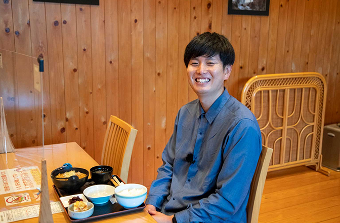 もつ煮大食を前に笑顔のJINさん