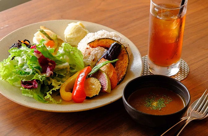 「たっぷり野菜のカレープレート」1480円(月~金曜は1280円)