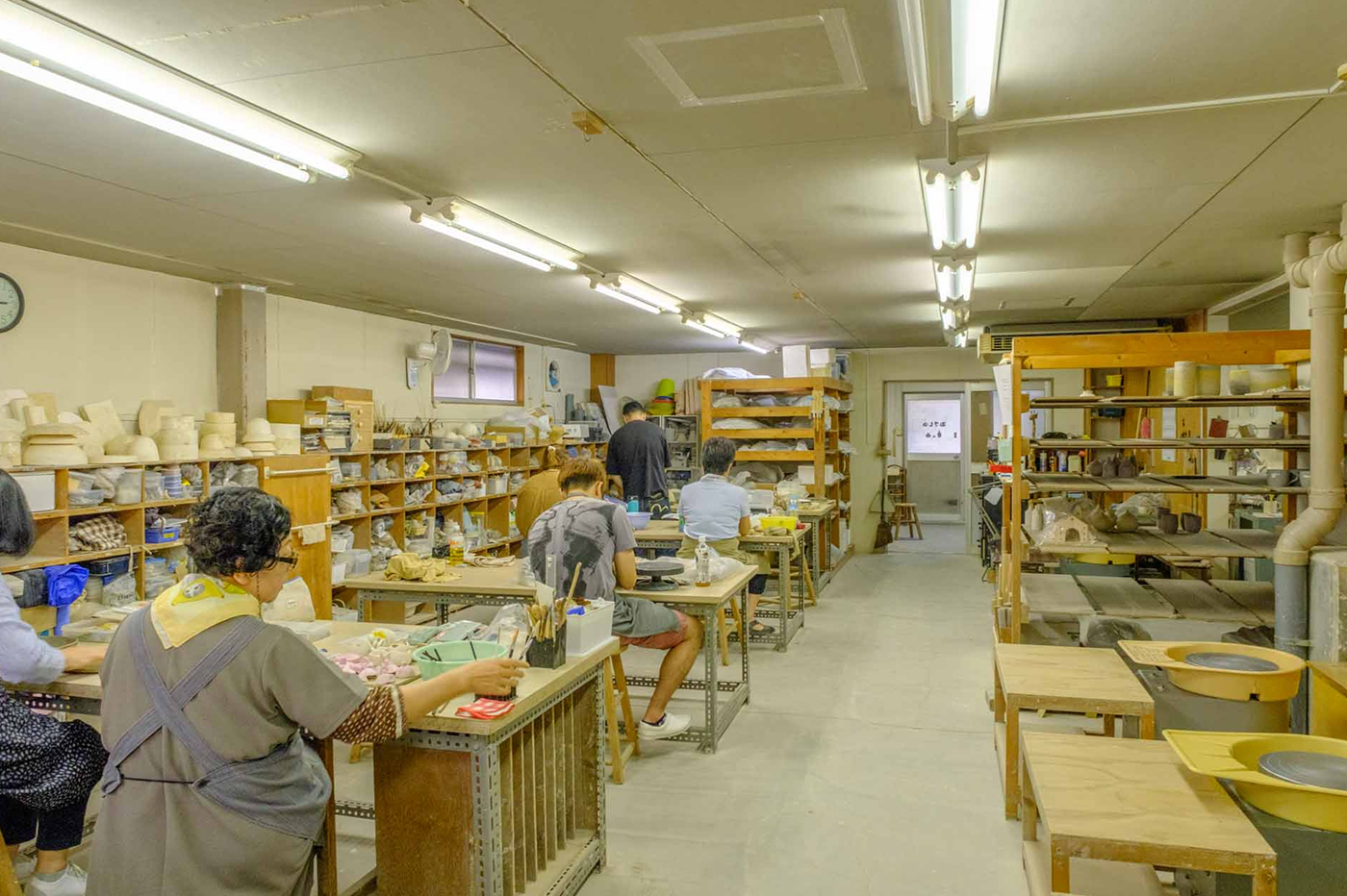 一歩中に入るとそこは窯やロクロが並ぶ本格的な陶芸工房