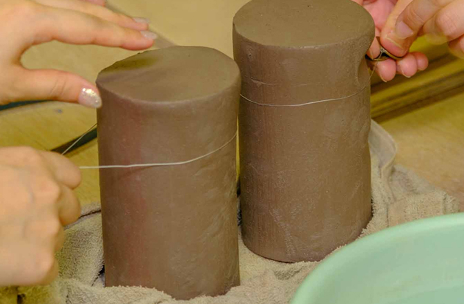 粘土をワイヤーで巻き取り