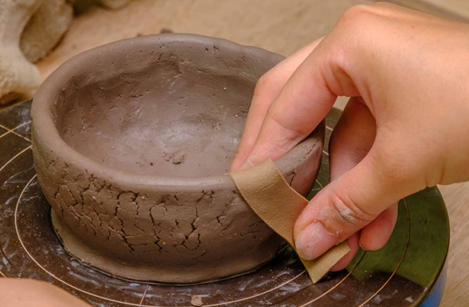 手まわしのロクロを使い形を作る
