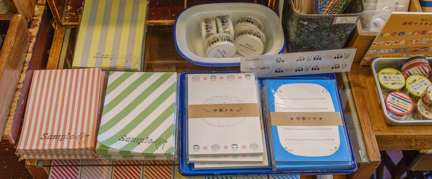 「おみせやさんシリーズ」ポストカード165円、メモパッド528円など