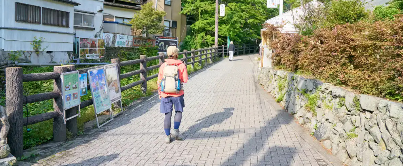 高尾山口駅からケーブルカーの駅までの道を歩いているかほさんの後ろ姿