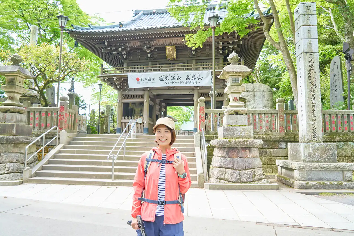 髙尾山薬王院の境内。仁王像がある木造で趣ある山門の前で記念撮影