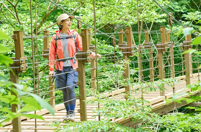 吊り橋の向こう岸まで進んできたかほさん