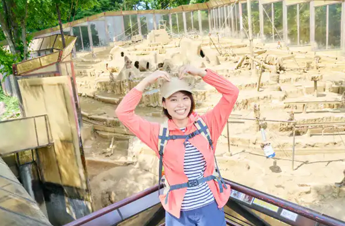 猿山の前でお猿のポーズを決めるかほさん