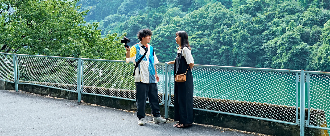 麦山の浮橋を見て相談するお二人