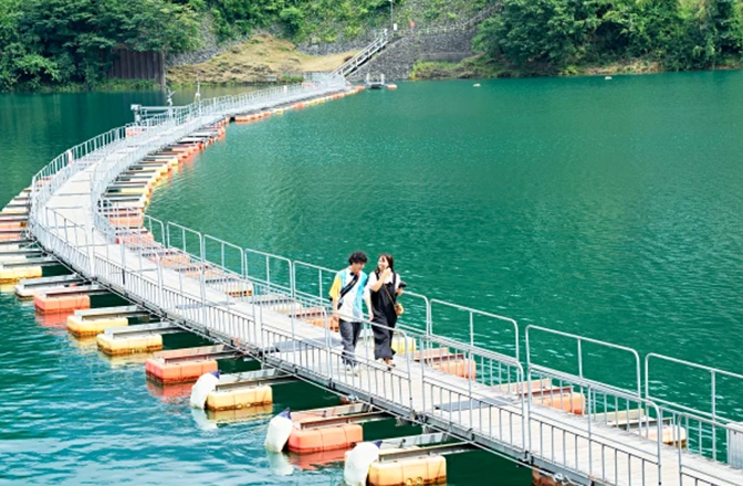 麦山浮橋を渡るお二人