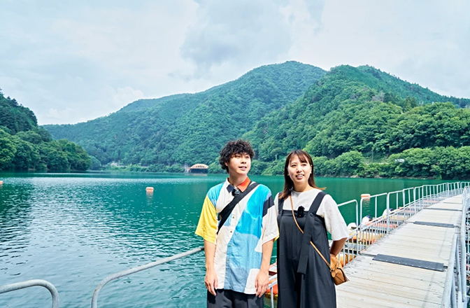 麦山浮橋を渡るお二人