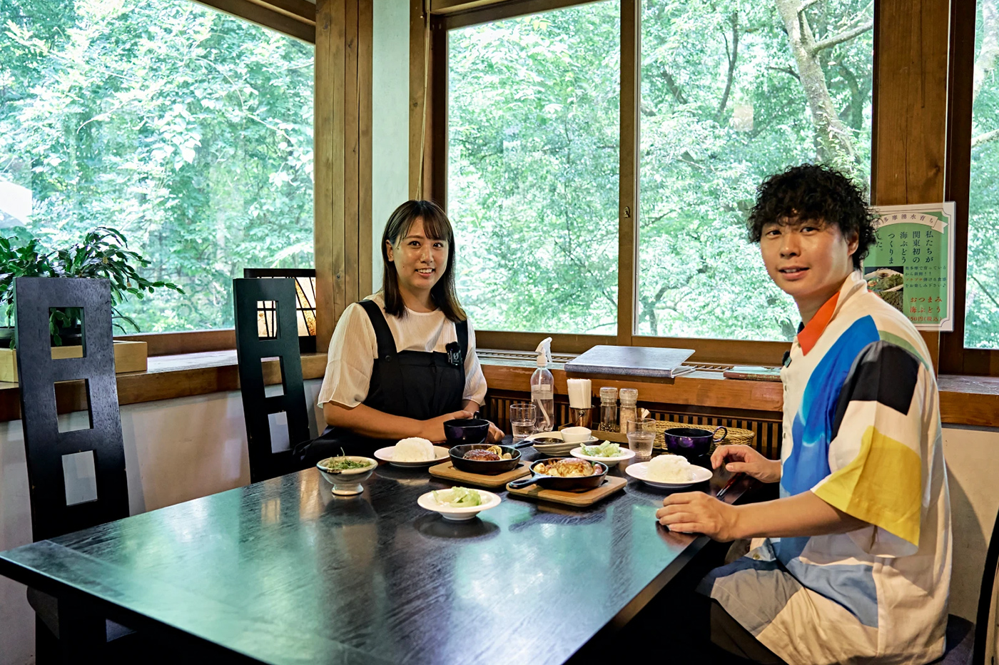 森の中のお肉レストラン アースガーデンのお料理を前に微笑むお二人
