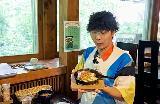 奥多摩ハンバーグの肉厚感に驚くかずまさん
