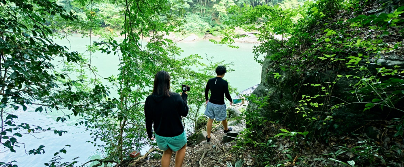 川沿いまでの道を下るお二人