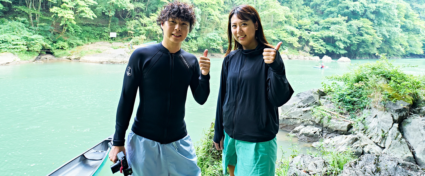SUP体験後、親指を立てて満足そうなお二人