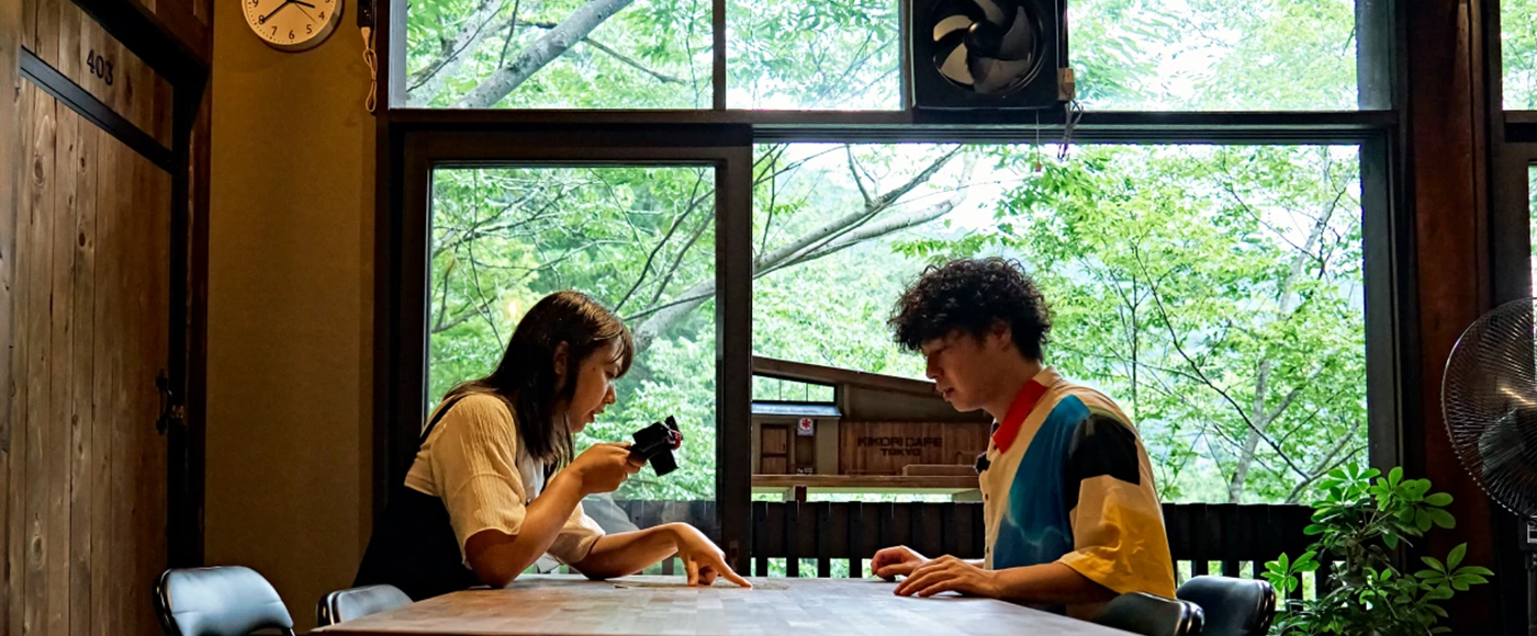 席につき、メニュー眺めながらほっとひと息をつくお二人