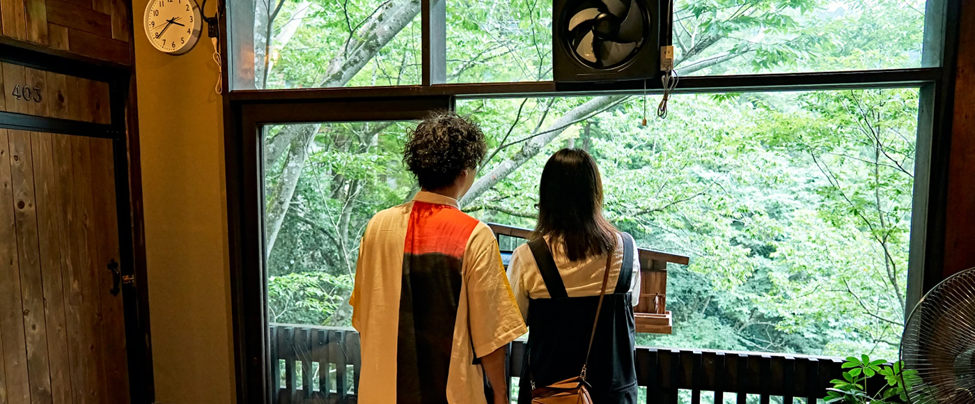 店内から見える景色を眺めるお二人