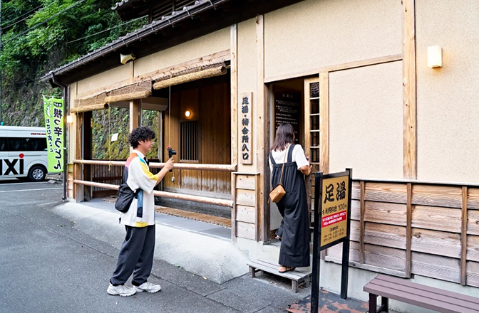 足湯施設に入るお二人