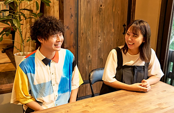 旅の感想を話すお二人