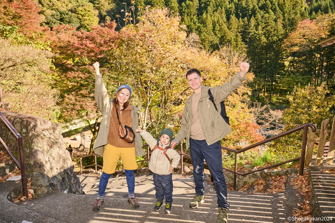 紅葉狩りにレッツゴー！と腕を突き上げるペイトンファミリー