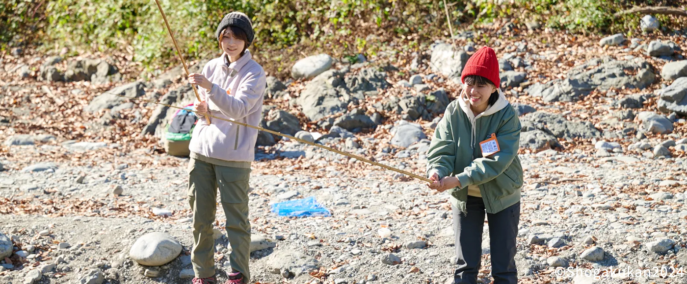 初心者用のえさ釣り場で釣りをするハラボーとヨッシー