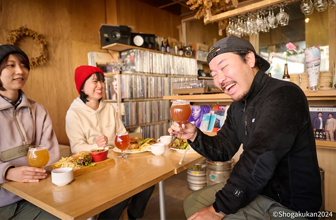 体に染み渡るビールを堪能するおがちんと笑顔の二人