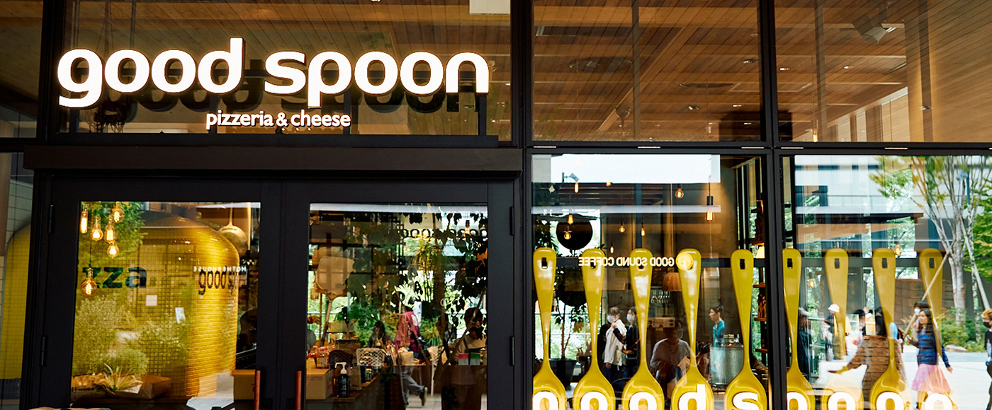 good spoonの店構え、大きな黄色いスプーンの装飾が印象的