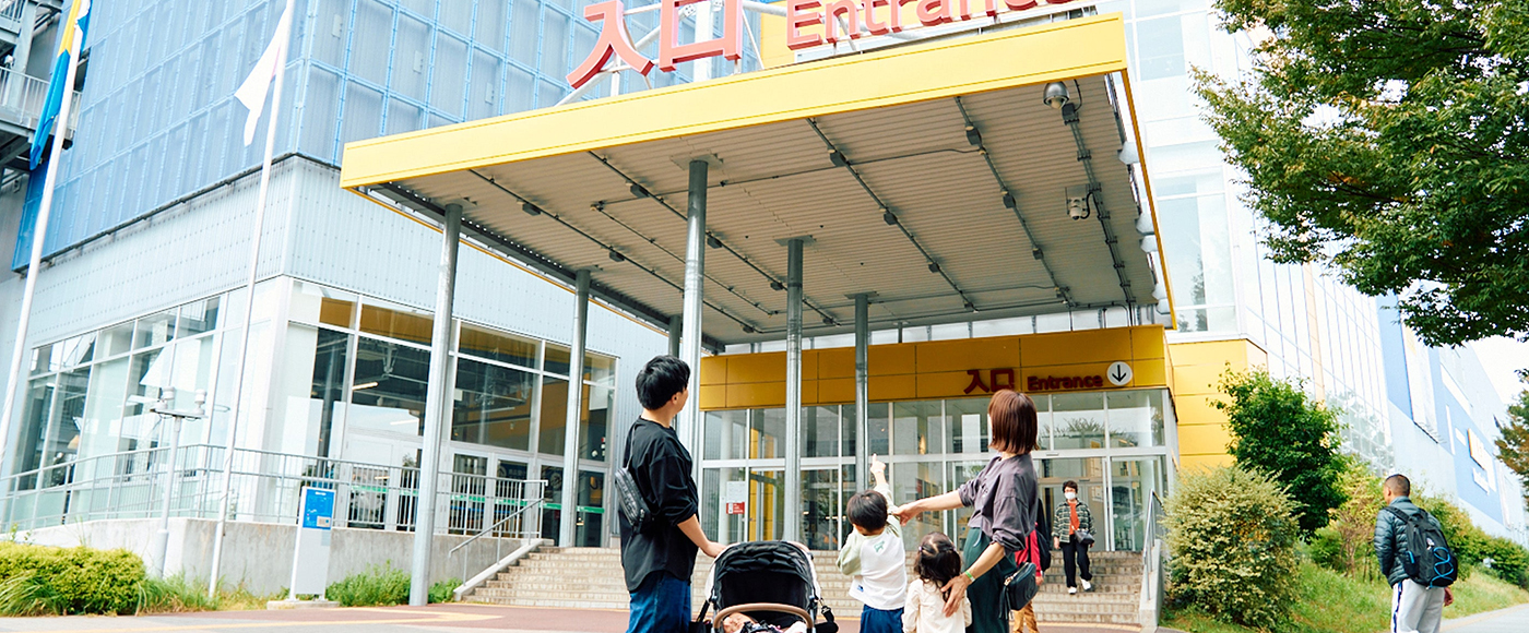 大きく「入口」と書かれた看板を構えるイケア