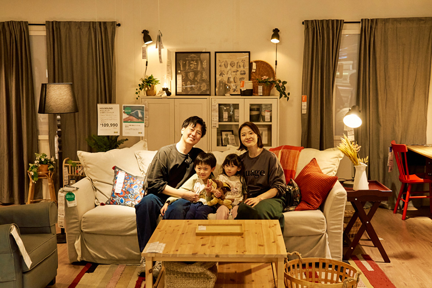 北欧風インテリアの部屋でソファに座って家族写真