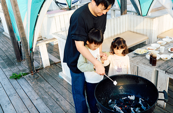 パパと一緒にマシュマロを焼くいおりくんと、その様子を見守るきぃちゃん